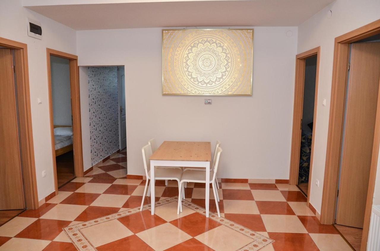 Gabor Aron Apartman Aparthotel ไฮจ์ดุสโซบอสโล ภายนอก รูปภาพ