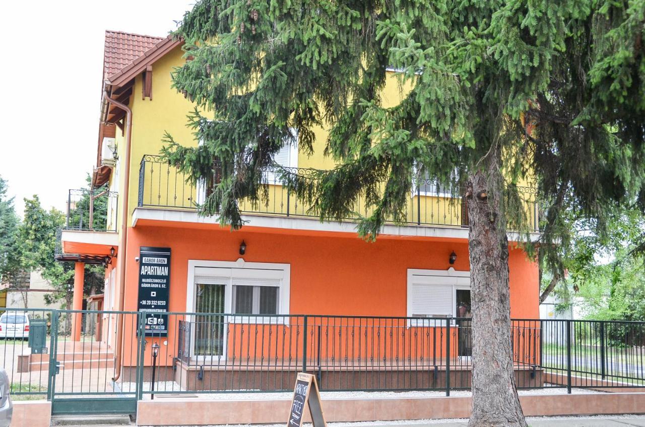 Gabor Aron Apartman Aparthotel ไฮจ์ดุสโซบอสโล ภายนอก รูปภาพ