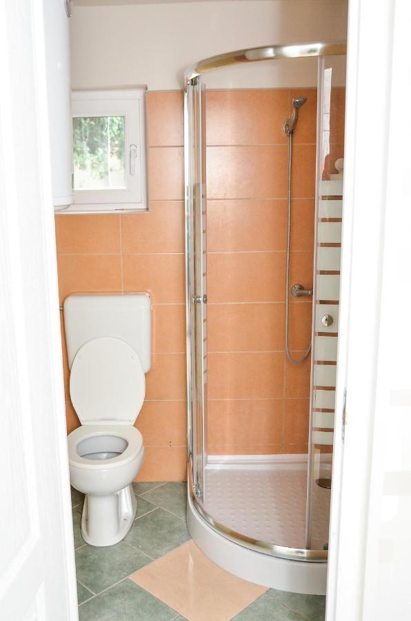 Gabor Aron Apartman Aparthotel ไฮจ์ดุสโซบอสโล ภายนอก รูปภาพ