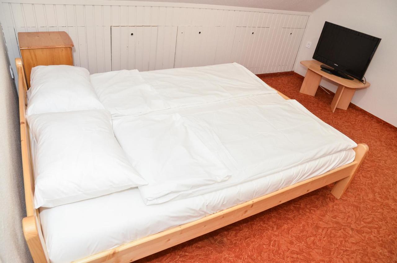 Gabor Aron Apartman Aparthotel ไฮจ์ดุสโซบอสโล ภายนอก รูปภาพ