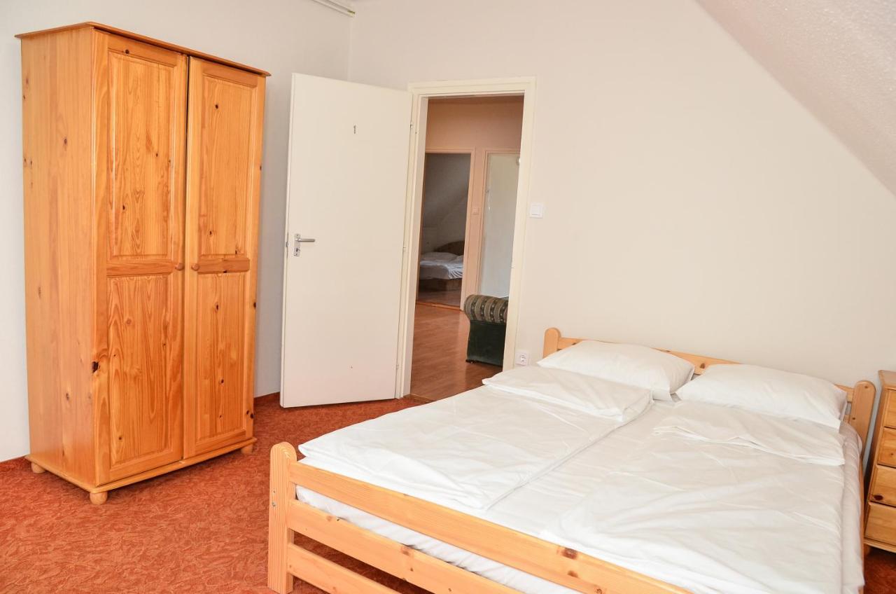 Gabor Aron Apartman Aparthotel ไฮจ์ดุสโซบอสโล ภายนอก รูปภาพ