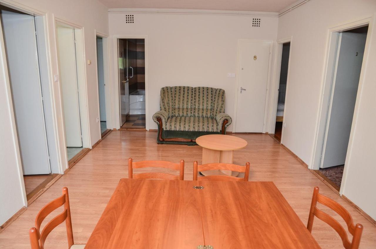 Gabor Aron Apartman Aparthotel ไฮจ์ดุสโซบอสโล ภายนอก รูปภาพ