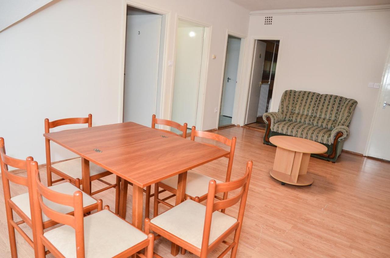 Gabor Aron Apartman Aparthotel ไฮจ์ดุสโซบอสโล ภายนอก รูปภาพ