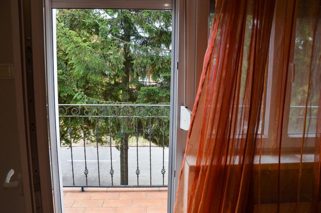 Gabor Aron Apartman Aparthotel ไฮจ์ดุสโซบอสโล ภายนอก รูปภาพ