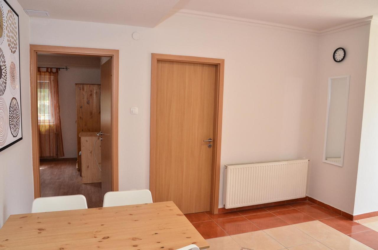 Gabor Aron Apartman Aparthotel ไฮจ์ดุสโซบอสโล ภายนอก รูปภาพ