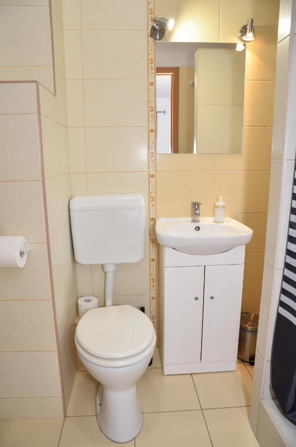 Gabor Aron Apartman Aparthotel ไฮจ์ดุสโซบอสโล ภายนอก รูปภาพ