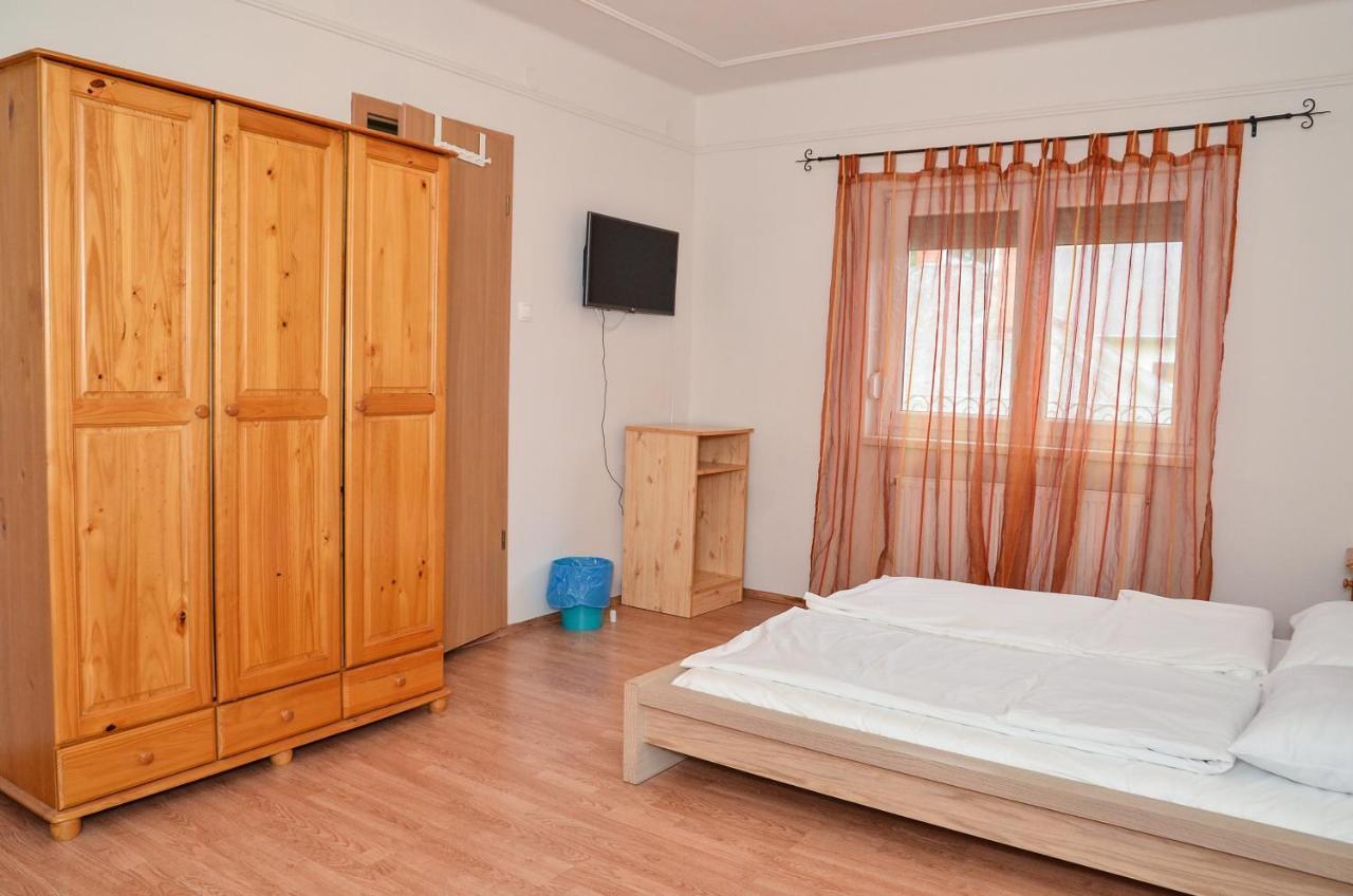 Gabor Aron Apartman Aparthotel ไฮจ์ดุสโซบอสโล ภายนอก รูปภาพ