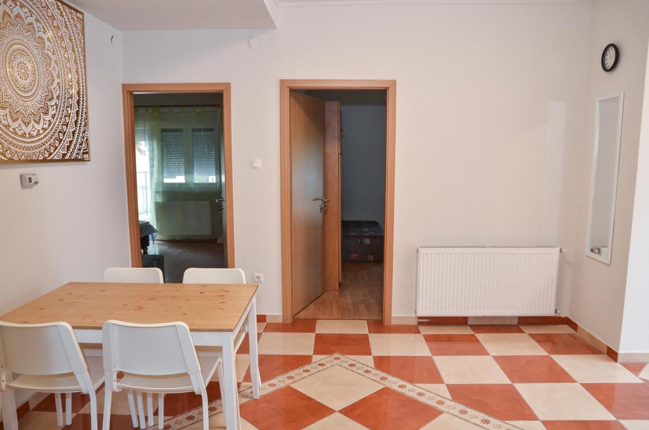 Gabor Aron Apartman Aparthotel ไฮจ์ดุสโซบอสโล ภายนอก รูปภาพ