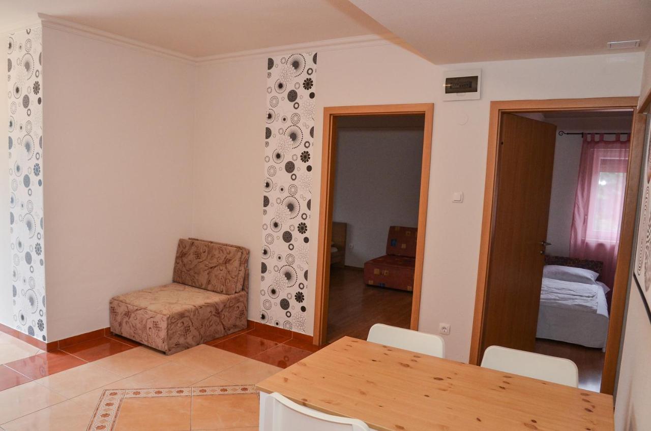 Gabor Aron Apartman Aparthotel ไฮจ์ดุสโซบอสโล ภายนอก รูปภาพ