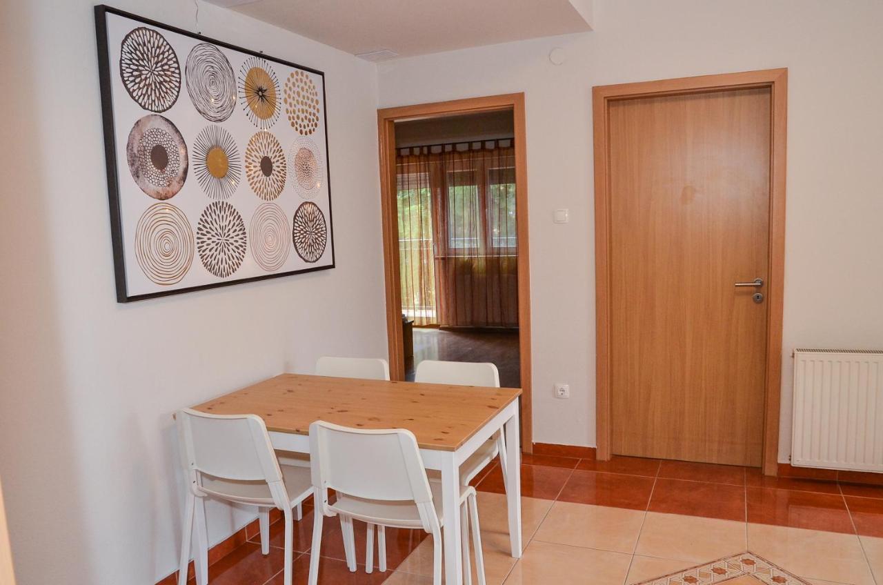 Gabor Aron Apartman Aparthotel ไฮจ์ดุสโซบอสโล ภายนอก รูปภาพ