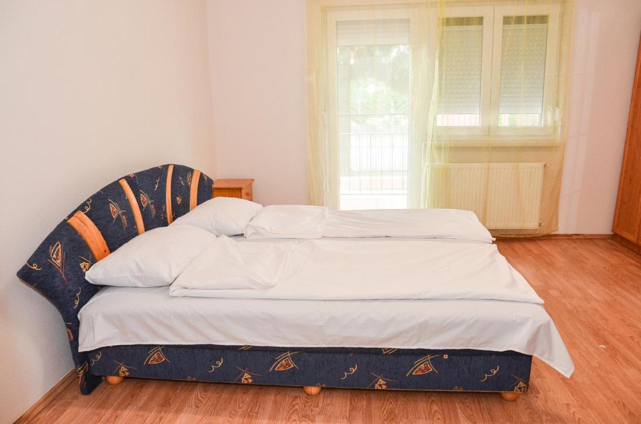 Gabor Aron Apartman Aparthotel ไฮจ์ดุสโซบอสโล ภายนอก รูปภาพ