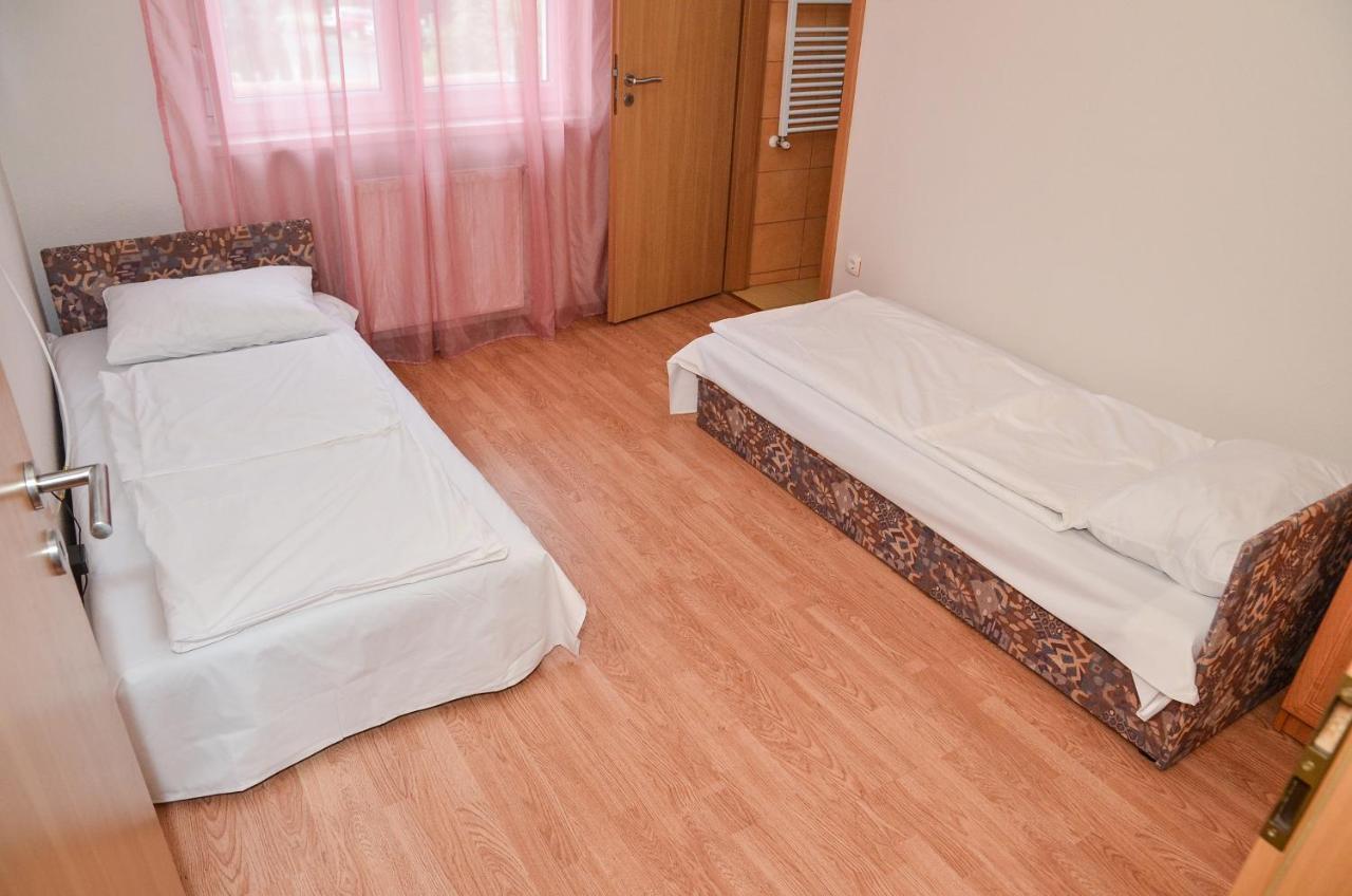 Gabor Aron Apartman Aparthotel ไฮจ์ดุสโซบอสโล ภายนอก รูปภาพ