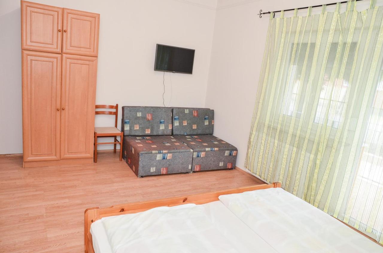 Gabor Aron Apartman Aparthotel ไฮจ์ดุสโซบอสโล ภายนอก รูปภาพ