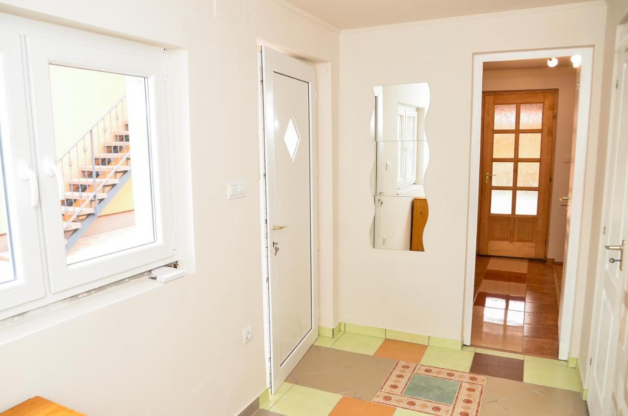 Gabor Aron Apartman Aparthotel ไฮจ์ดุสโซบอสโล ภายนอก รูปภาพ
