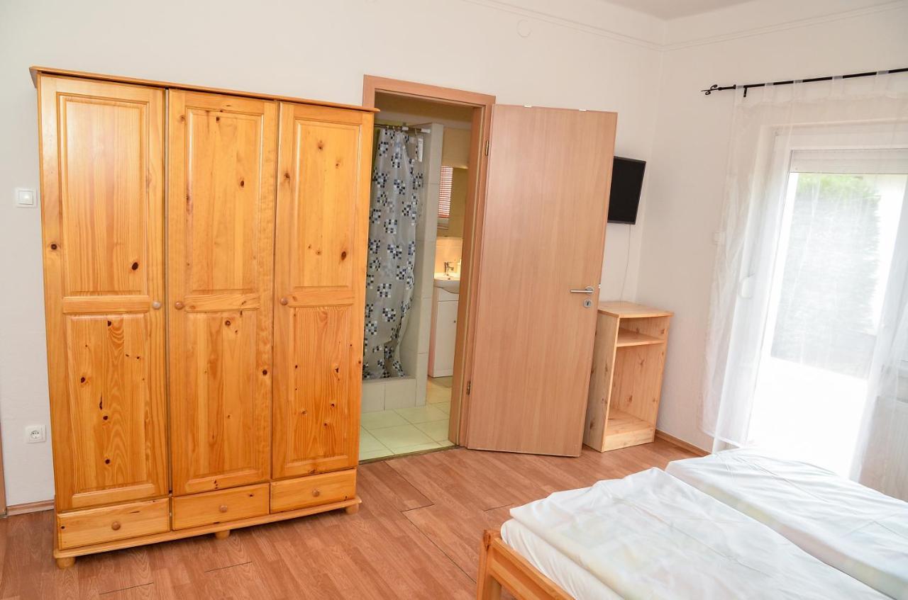 Gabor Aron Apartman Aparthotel ไฮจ์ดุสโซบอสโล ภายนอก รูปภาพ