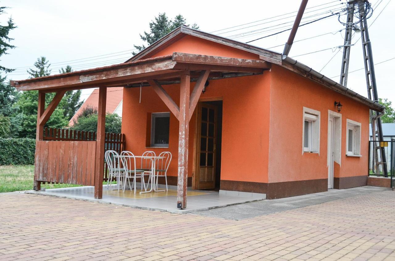 Gabor Aron Apartman Aparthotel ไฮจ์ดุสโซบอสโล ภายนอก รูปภาพ