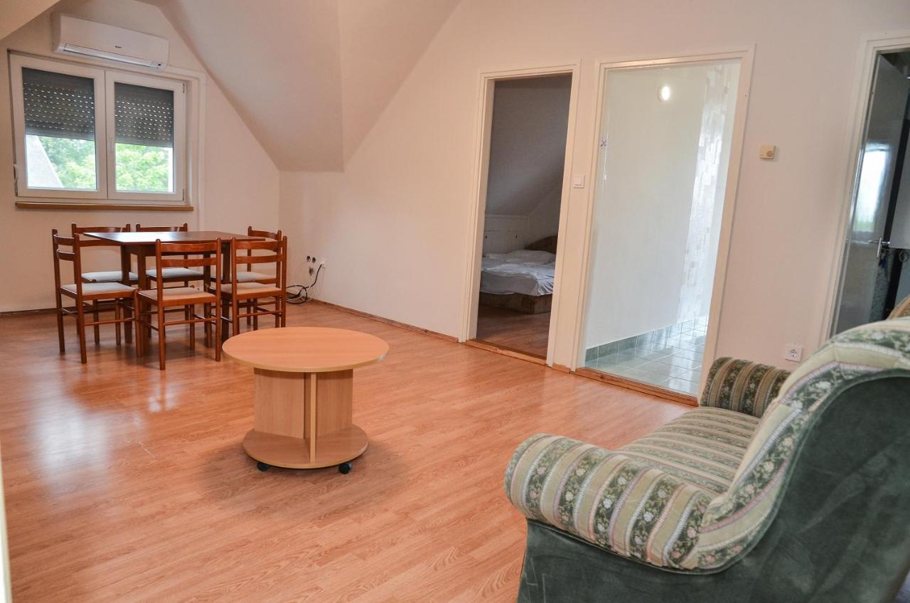 Gabor Aron Apartman Aparthotel ไฮจ์ดุสโซบอสโล ภายนอก รูปภาพ
