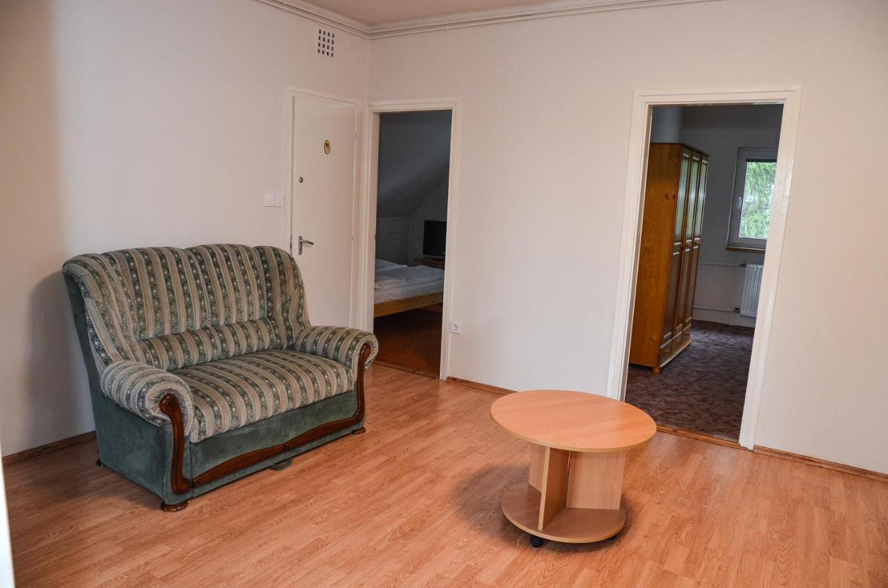 Gabor Aron Apartman Aparthotel ไฮจ์ดุสโซบอสโล ภายนอก รูปภาพ