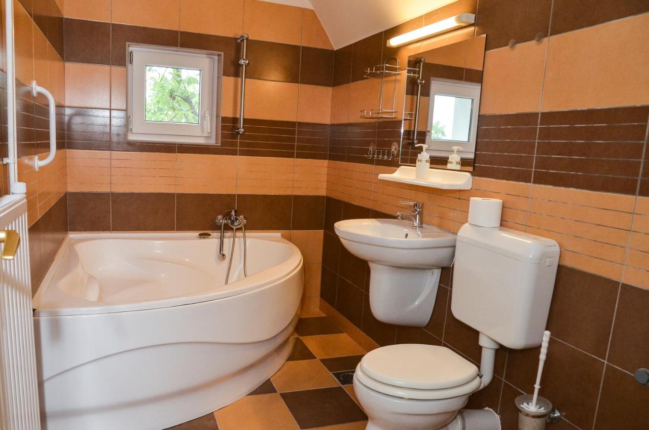 Gabor Aron Apartman Aparthotel ไฮจ์ดุสโซบอสโล ภายนอก รูปภาพ