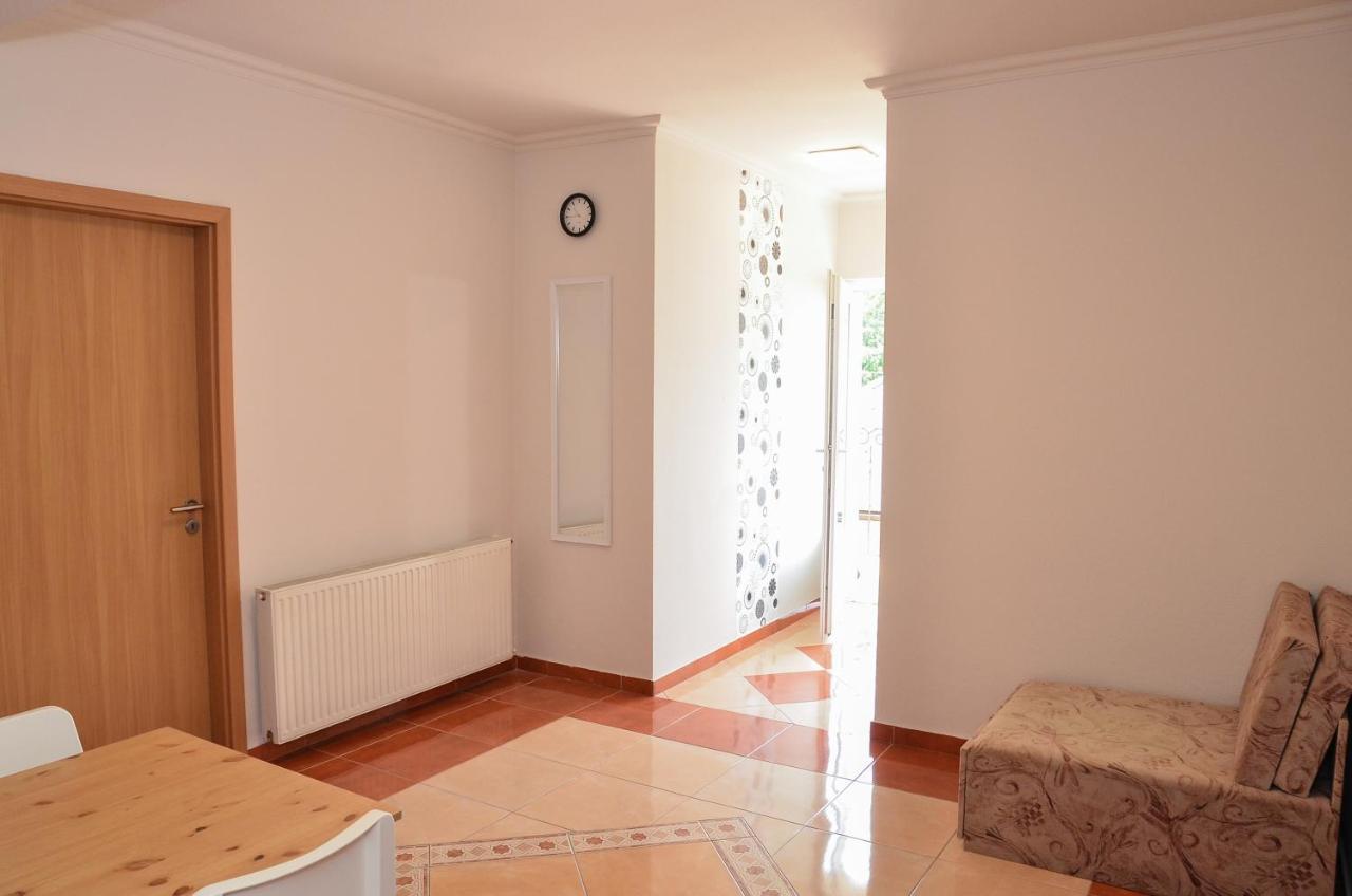 Gabor Aron Apartman Aparthotel ไฮจ์ดุสโซบอสโล ภายนอก รูปภาพ