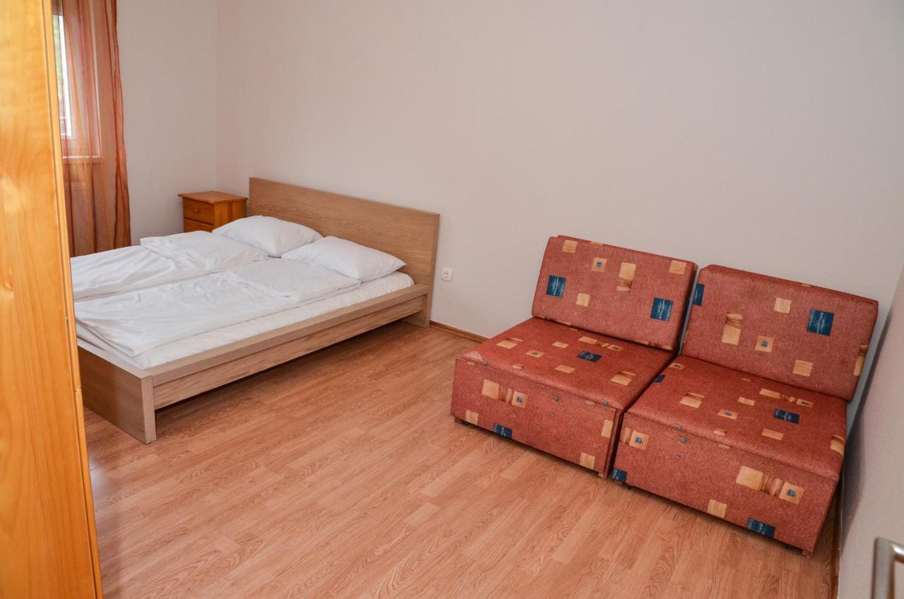 Gabor Aron Apartman Aparthotel ไฮจ์ดุสโซบอสโล ภายนอก รูปภาพ