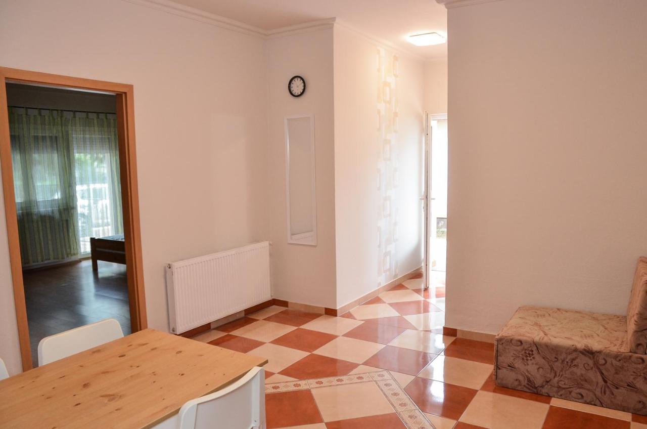 Gabor Aron Apartman Aparthotel ไฮจ์ดุสโซบอสโล ภายนอก รูปภาพ