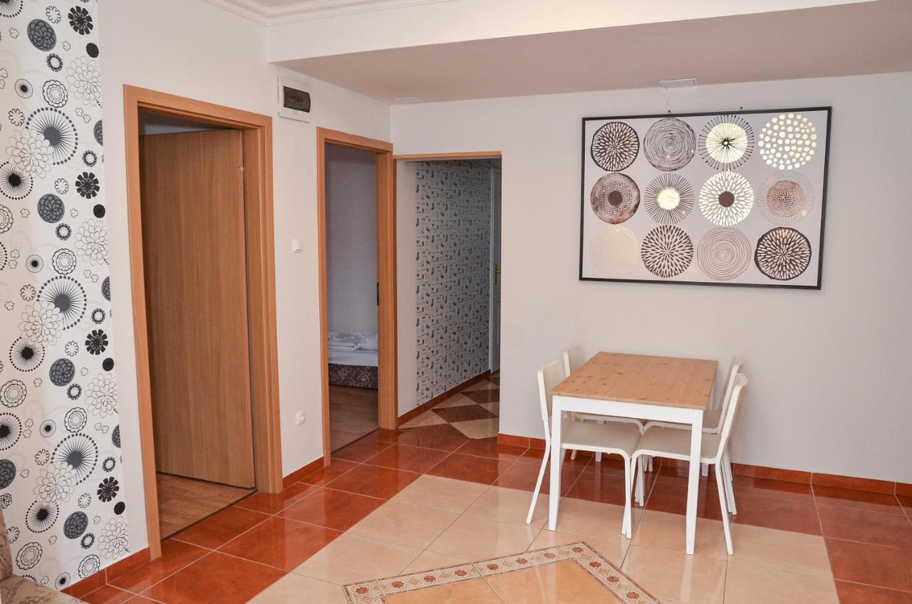 Gabor Aron Apartman Aparthotel ไฮจ์ดุสโซบอสโล ภายนอก รูปภาพ