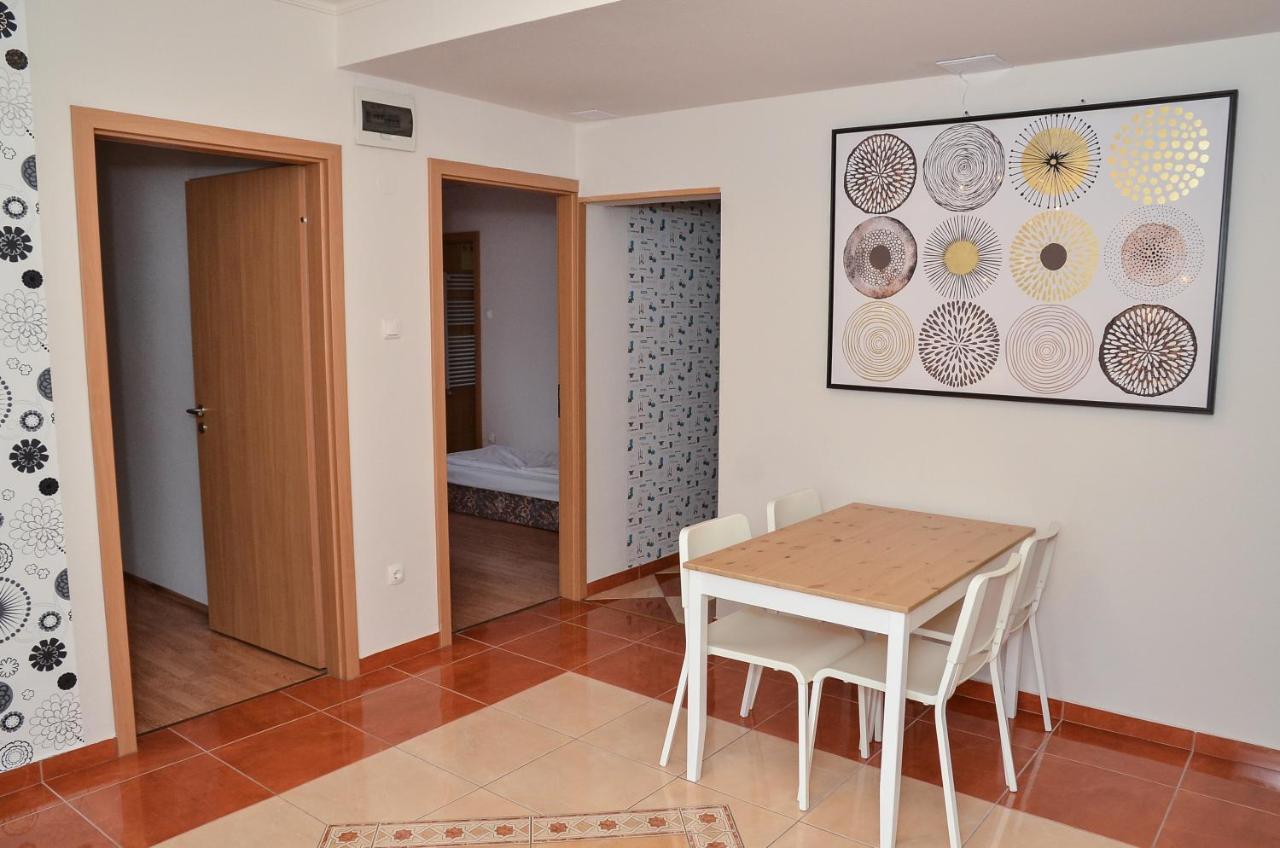 Gabor Aron Apartman Aparthotel ไฮจ์ดุสโซบอสโล ภายนอก รูปภาพ