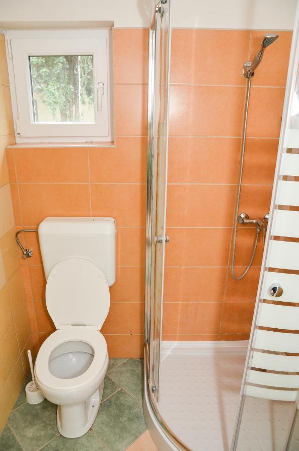 Gabor Aron Apartman Aparthotel ไฮจ์ดุสโซบอสโล ภายนอก รูปภาพ