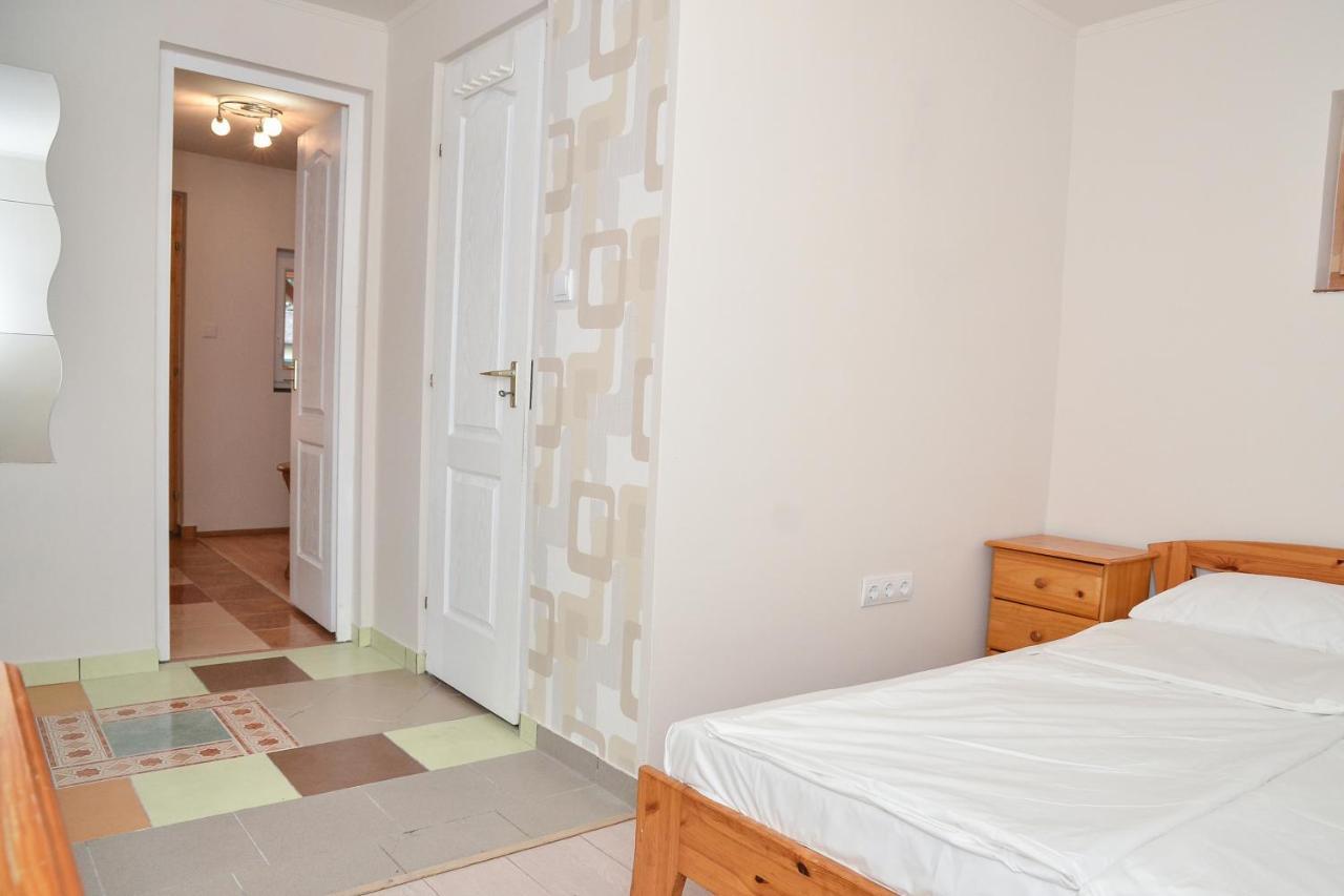 Gabor Aron Apartman Aparthotel ไฮจ์ดุสโซบอสโล ภายนอก รูปภาพ